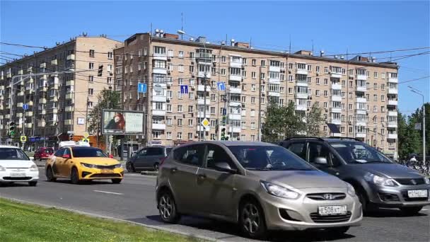 Moscow Oroszország 2021 Június Nappali Forgalom Moszkva Egyik Utcáján Egy — Stock videók