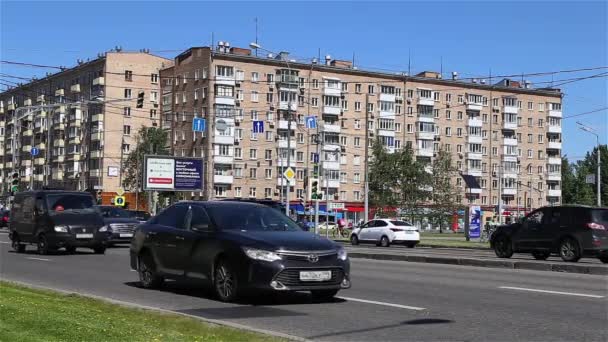モスクワ ロシア 2021年6月5日 労働日 ロシアのモスクワの通りの一つで昼間の交通 — ストック動画