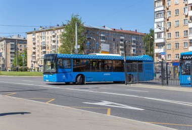 MOSCOW, Rusya - Haziran 04, 2021 Yolcu otobüsü güzergahı boyunca gider.