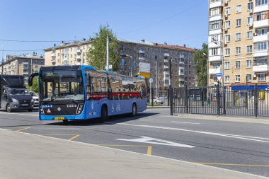 MOSCOW, Rusya - Haziran 04, 2021 Yolcu otobüsü güzergahı boyunca gider.