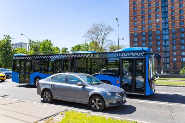 MOSCOW, Rusya - Haziran 04, 2021 Yolcu otobüsü güzergahı boyunca gider.