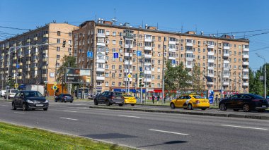 MOSCOW, Rusya- HAZİRAN 04, 2021: Moskova sokaklarından birinde gündüz trafiği
