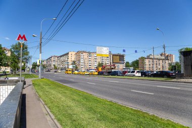 MOSCOW, Rusya- HAZİRAN 04, 2021: Moskova sokaklarından birinde gündüz trafiği