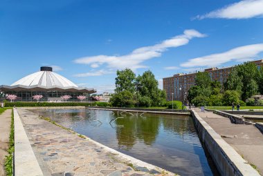 MOSCOW, Rusya- HAZİRAN 05, 2021: Vernadskogo Prospekt Moskova Devlet Sirki 'ne güneşli bir günde çiçek açan bahar ağaçları ile bakın