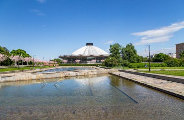 MOSCOW, Rusya- HAZİRAN 05, 2021: Vernadskogo Prospekt Moskova Devlet Sirki 'ne güneşli bir günde çiçek açan bahar ağaçları ile bakın