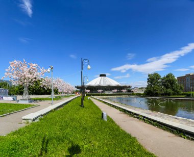 MOSCOW, RUSSIA - HAZİRAN 05, 2021: Moskova Devlet Sirki Vernadskogo Prospekt (panoramik manzara), güneşli gün