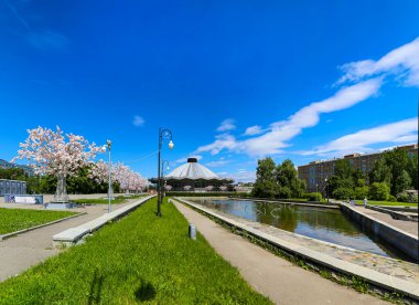 MOSCOW, RUSSIA - HAZİRAN 05, 2021: Moskova Devlet Sirki Vernadskogo Prospekt (panoramik manzara), güneşli gün