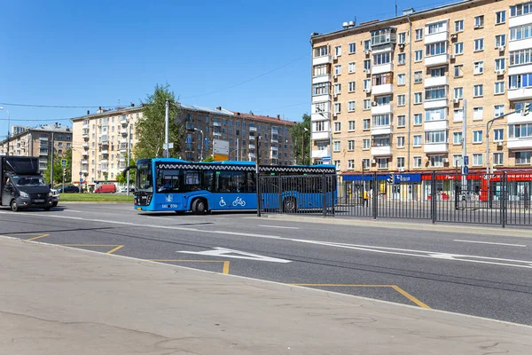 Moskw Rusja Czerwca 2021 Autobus Pasażerski Jedzie Wzdłuż Trasy — Zdjęcie stockowe