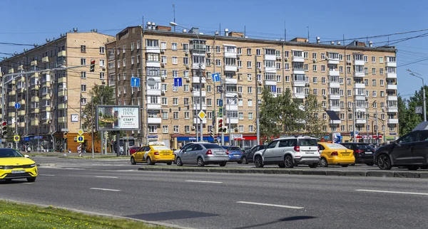 Moscow Rusya Hazi Ran 2021 Moskova Sokaklarından Birinde Gündüz Trafiği — Stok fotoğraf