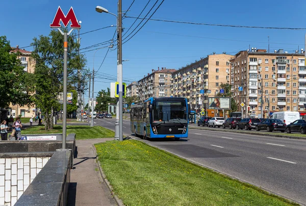 モスクワ ロシア 2021年6月4日 旅客バスが路線に沿って運行 — ストック写真