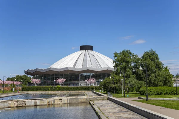 モスクワ ロシア 2021年6月5日 Vernadskogoのモスクワ国立サーカスを見下ろす春の木 晴れた日で見る — ストック写真