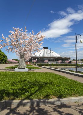 MOSCOW, Rusya- HAZİRAN 05, 2021: Vernadskogo Prospekt Moskova Devlet Sirki 'ne güneşli bir günde çiçek açan bahar ağaçları ile bakın