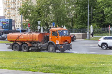 MOSCOW, Rusya- HAZİRAN 05, 2021: Toplum yol hizmetleri, sokak temizleme kavramı