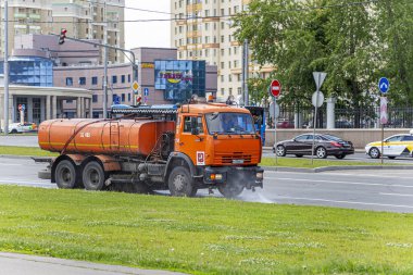 MOSCOW, Rusya- HAZİRAN 05, 2021: Toplum yol hizmetleri, sokak temizleme kavramı