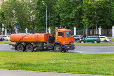 MOSCOW, Rusya- HAZİRAN 05, 2021: Toplum yol hizmetleri, sokak temizleme kavramı