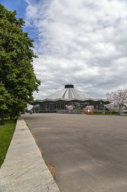 MOSCOW, Rusya- HAZİRAN 05, 2021: Güneşli bir günde Vernadskogo Prospekt 'teki Moskova Devlet Sirki' ne bakın