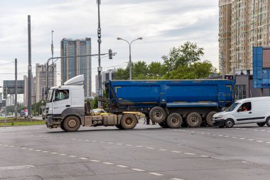 MOSCOW, RUSSIA - HAZİRAN 05, 2021: Şehirde kamyon gezileri (yaz güneşli bir gün))