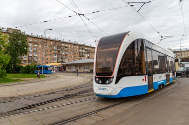 MOSCOW, RUSSIA - HAZİRAN 05, 2021: Moskova caddesinde (merkez bölge) modern tramvay (kentsel elektrik taşımacılığı))