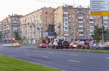 MOSCOW, Rusya- 20 Haziran 2021: Moskova sokaklarından birinde trafik arabaları (yaz akşamı)