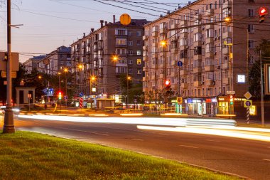 MOSCOW, Rusya- 20 Haziran 2021: Moskova sokaklarından birinde trafik arabaları (yaz akşamı)