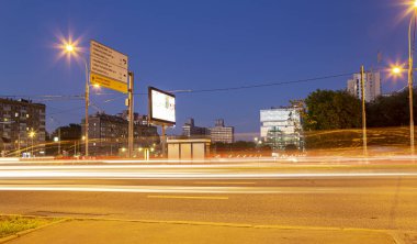 MOSCOW, Rusya- 20 Haziran 2021: Moskova sokaklarından birinde trafik arabaları (yaz akşamı)