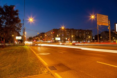 MOSCOW, Rusya- 20 Haziran 2021: Moskova sokaklarından birinde trafik arabaları (yaz akşamı)