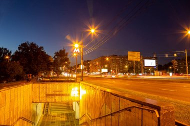 MOSCOW, RUSSIA - 20 Haziran 2021: Profsouznaya metro istasyonu girişi (yaz akşamı), Profsouznaya Moskova metro sisteminin bir parçasıdır, Rusya   