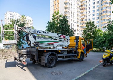 MOSCOW, RUSSIA - 23 Haziran 2021: Bir yerleşim yerinin avlusunda hidrolik kaldırma tesisi olan bir araba.