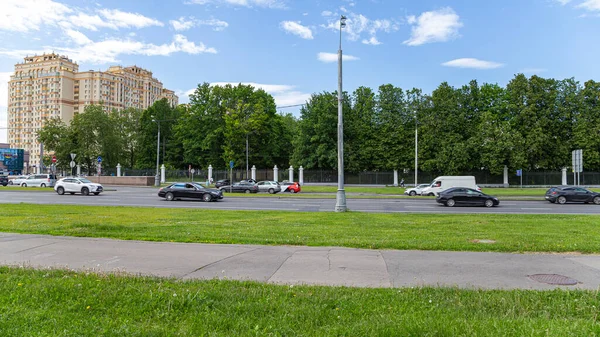 Moskau Russland Juni 2021 Tagesverkehr Auf Einer Straße Moskau Einem — Stockfoto