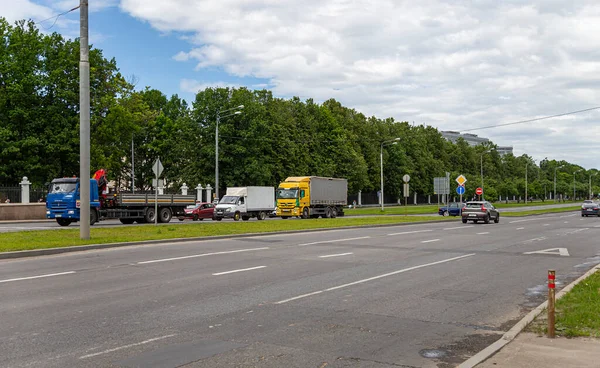 Mosca Russa Giugno 2021 Traffico Diurno Una Delle Strade Mosca — Foto Stock