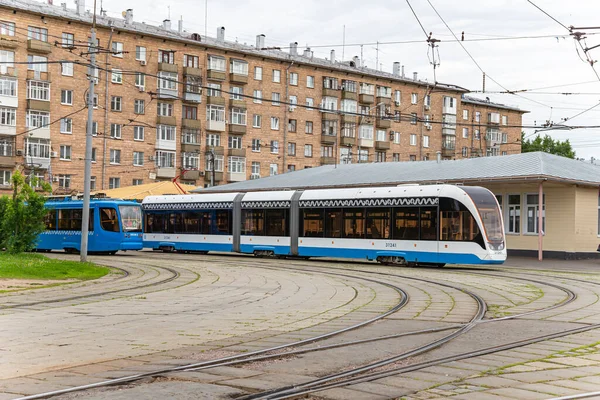 モスクワ ロシア 2021年6月5日 モスクワ通り 中央地区 の近代路面電車 都市交通 — ストック写真