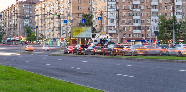 Moscow Russia Juni 2021 Verkeerswagens Een Van Straten Moskou Zomeravond — Stockfoto