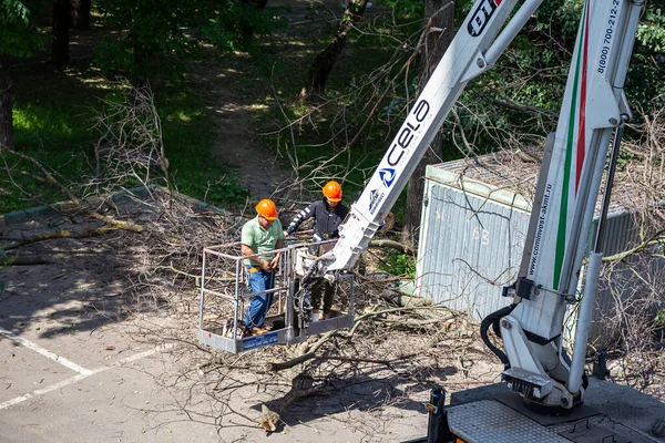 Moscow Ryssland Juni 2021 Bil Med Hydraulhiss Innergården Till Ett — Stockfoto