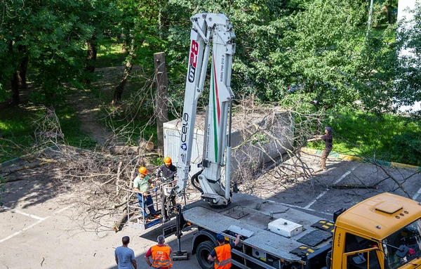 Moscow Russia June 2021 Автомобіль Гідравлічним Підйомником Подвір Житлового Будинку — стокове фото