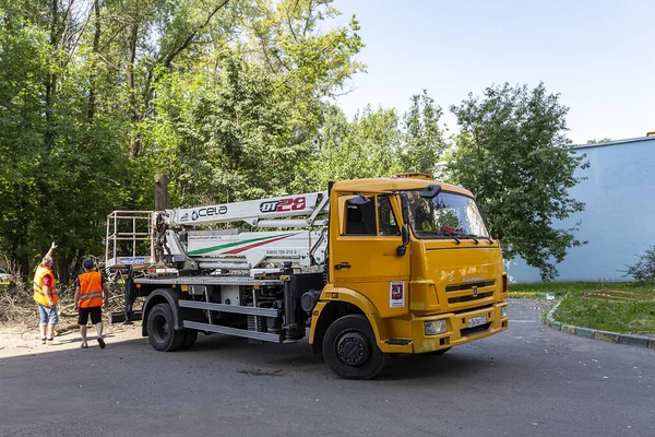 Moskva Rusko Června 2021 Auto Hydraulickým Zdvihacím Zařízením Dvoře Obytné — Stock fotografie