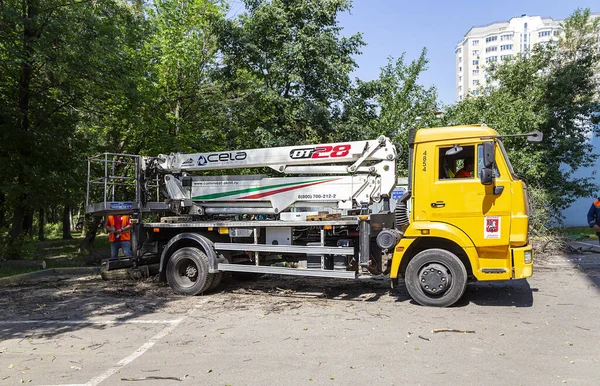 Moscow Russia Juni 2021 Een Auto Met Een Hydraulische Liftinstallatie — Stockfoto