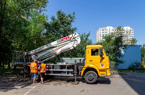 Moscow Russia 2021 Június Egy Gépkocsi Hidraulikus Emelőművel Egy Lakóépület — Stock Fotó