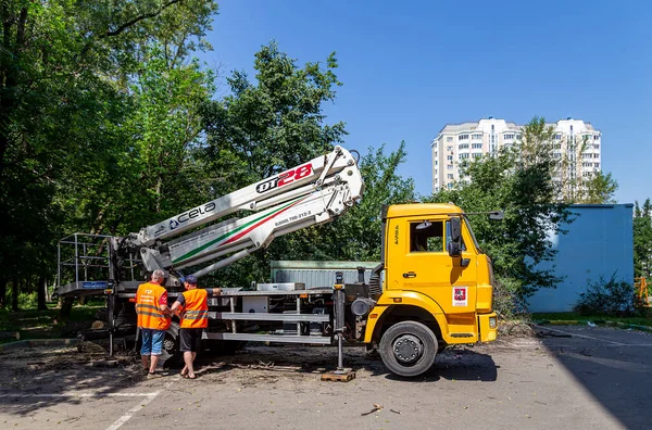 Moscow Russia Ιουνιου 2021 Αυτοκίνητο Υδραυλικό Ανελκυστήρα Στην Αυλή Ενός — Φωτογραφία Αρχείου