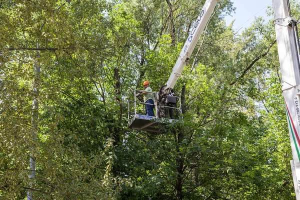 Moscow Russia Czerwca 2021 Samochód Hydrauliczną Instalacją Wyciągową Dziedzińcu Budynku — Zdjęcie stockowe