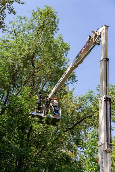 Moscow Russia Czerwca 2021 Samochód Hydrauliczną Instalacją Wyciągową Dziedzińcu Budynku — Zdjęcie stockowe