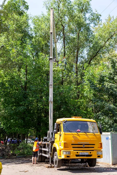 Moscow Russia June 2021 一辆装有液压电梯的汽车 停在一座住宅楼的院子里 修剪干枯的枝条 砍倒受损的树木 城市公用事业的工作 — 图库照片