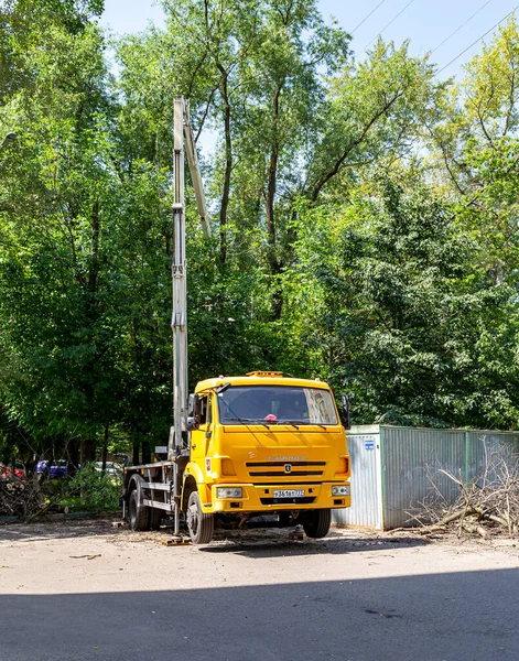 Moskva Rusko Června 2021 Automobil Hydraulickým Zdvihacím Zařízením Nádvoří Obytné — Stock fotografie