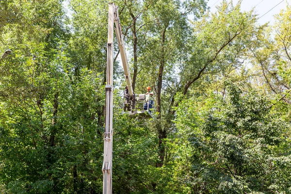 Moscow Ryssland Juni 2021 Bil Med Hydraulhiss Innergården Till Ett — Stockfoto