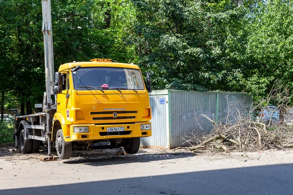 Moskva Rusko Června 2021 Auto Hydraulickým Zdvihacím Zařízením Dvoře Obytné — Stock fotografie