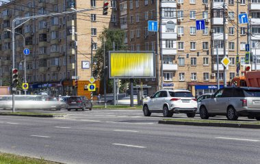 MOSCOW, RUSSIA - HAZİRAN 05, 2021: Moskova sokaklarında gündüz trafiği bulanıklaştırdı. Bulanık bir etki elde etmek için, ND400 'e kadar ayarlanabilir nötr yoğunluğa sahip bir ND2 filtresi kullanıldı. Başka hiçbir değişiklik yapılmadı