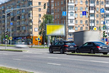 MOSCOW, RUSSIA - HAZİRAN 05, 2021: Moskova sokaklarında gündüz trafiği bulanıklaştırdı. Bulanık bir etki elde etmek için, ND400 'e kadar ayarlanabilir nötr yoğunluğa sahip bir ND2 filtresi kullanıldı. Başka hiçbir değişiklik yapılmadı