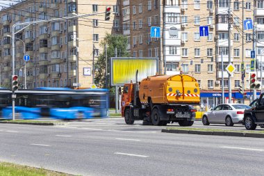 MOSCOW, RUSSIA - HAZİRAN 05, 2021: Moskova sokaklarında gündüz trafiği bulanıklaştırdı. Bulanık bir etki elde etmek için, ND400 'e kadar ayarlanabilir nötr yoğunluğa sahip bir ND2 filtresi kullanıldı. Başka hiçbir değişiklik yapılmadı