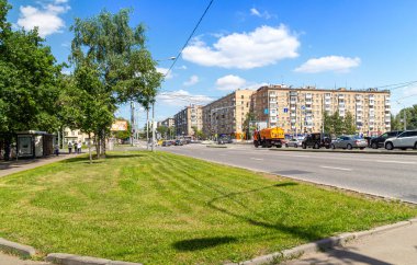 MOSCOW, RUSSIA - HAZİRAN 05, 2021: Moskova sokaklarında gündüz trafiği bulanıklaştırdı. Bulanık bir etki elde etmek için, ND400 'e kadar ayarlanabilir nötr yoğunluğa sahip bir ND2 filtresi kullanıldı. Başka hiçbir değişiklik yapılmadı