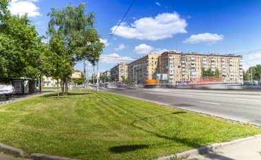 MOSCOW, RUSSIA - HAZİRAN 05, 2021: Moskova sokaklarında gündüz trafiği bulanıklaştırdı. Bulanık bir etki elde etmek için, ND400 'e kadar ayarlanabilir nötr yoğunluğa sahip bir ND2 filtresi kullanıldı. Başka hiçbir değişiklik yapılmadı