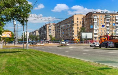 MOSCOW, RUSSIA - HAZİRAN 05, 2021: Moskova sokaklarında gündüz trafiği bulanıklaştırdı. Bulanık bir etki elde etmek için, ND400 'e kadar ayarlanabilir nötr yoğunluğa sahip bir ND2 filtresi kullanıldı. Başka hiçbir değişiklik yapılmadı